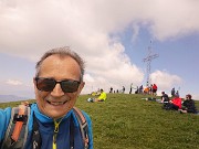 01 Affollata la croce del Linzone (1392 m) 